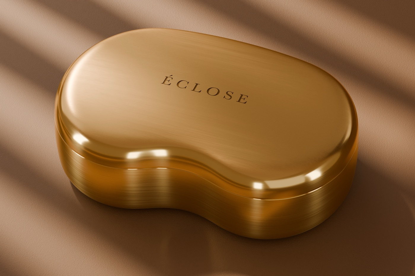 The closed coffret, ÉCLOSE engraved in the lid